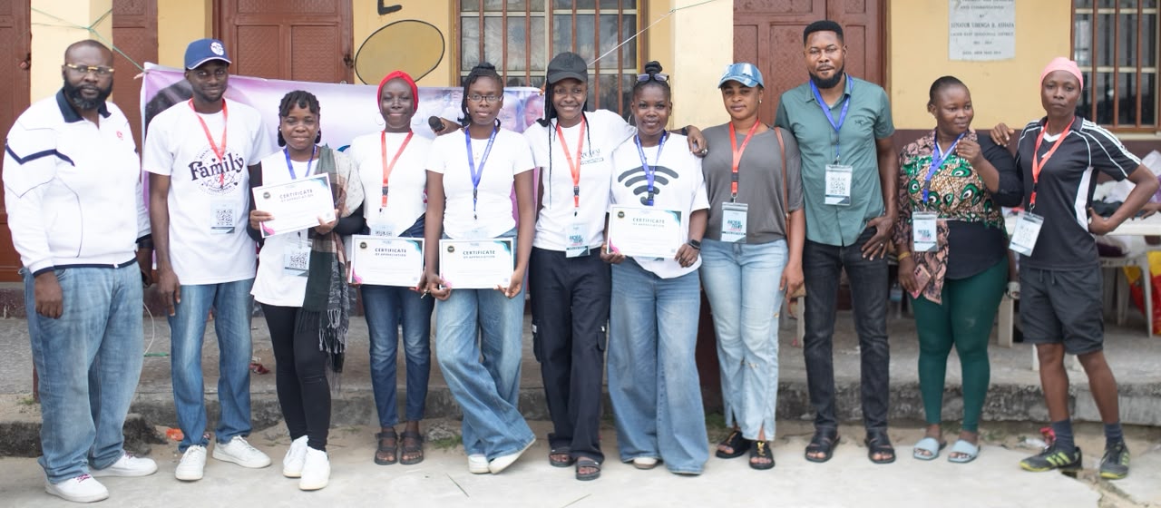 Volunteers supporting the Awoyaya community outreach