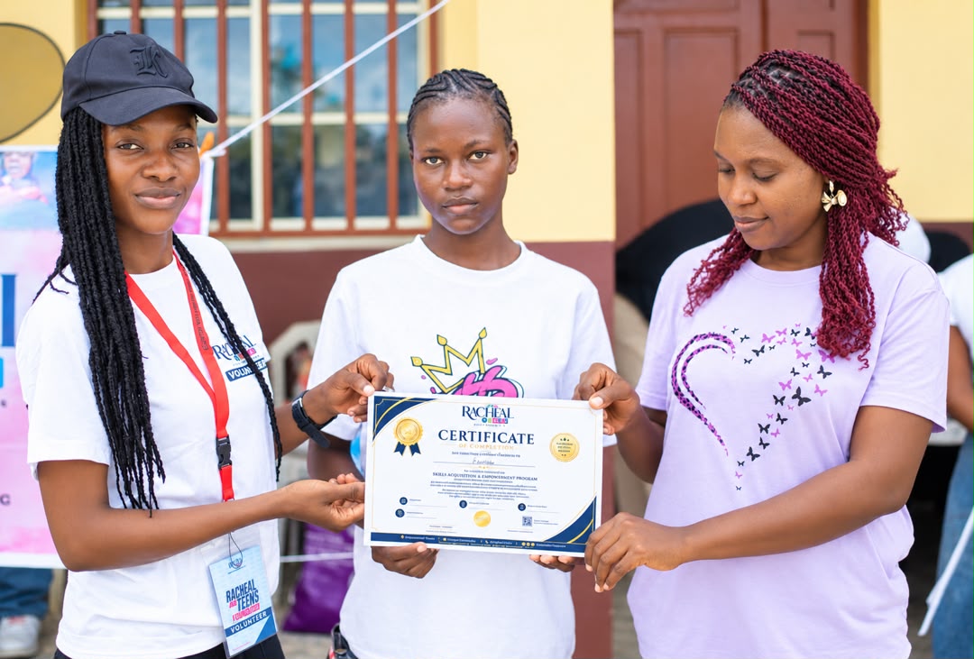 Itunu receiving her certificate of achievement from Racheal and Teens Foundation